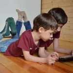 5 Cara Menghilangkan Kecanduan Gadget pada Anak
