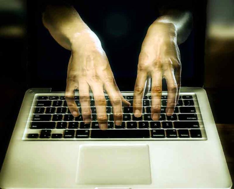 contoh kejahatan yang marak terjadi dalam dunia digital adalah