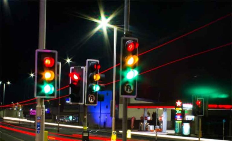 lampu lalu lintas memiliki prinsip kerja dari rangkaian listrik